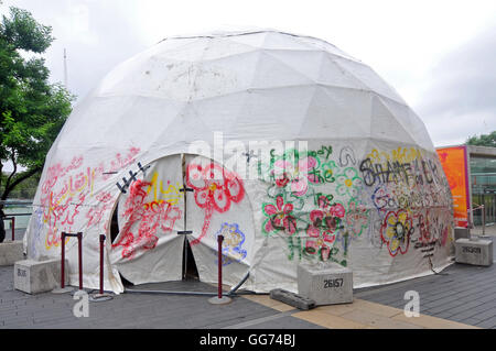 Londres, Royaume-Uni, le 4 août 2016, du cantonnement de bonne chance de dôme théâtre Calais Jungle à Southbank. Banque D'Images