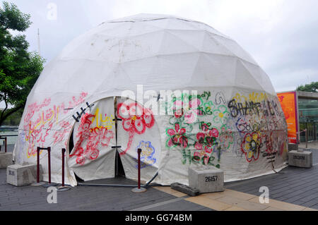 Londres, Royaume-Uni, le 4 août 2016, du cantonnement de bonne chance de dôme théâtre Calais Jungle à Southbank. Banque D'Images