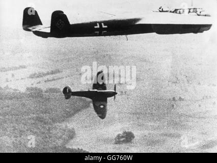 Un avion allemand, Dornier 'Do-17' type, les mouches, tandis que les Britanniques Spitfire est imposé après une attaque infructueuse. Banque D'Images