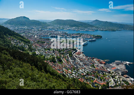 Vue de l'une des montagnes qui entourent la célèbre ville de Norvège Bergen Banque D'Images