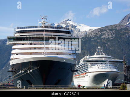 Deux énormes paquebots amarrés à Skagway (Alaska). Banque D'Images