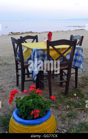 Set de table de Maria's taverne grecque sur la plage près du port, Katelios sur l'île grecque de Céphalonie, Grèce, Europe de l'UE. Banque D'Images