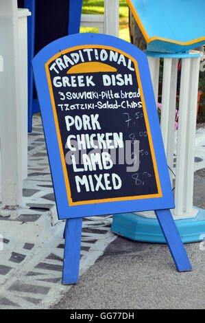 Menu traditionnel de Maria's taverne grecque sur la plage près du port à Katelios sur l'île grecque de Céphalonie, Grèce, Banque D'Images