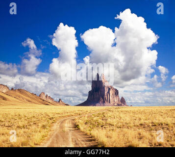 Les nuages au-dessus de navire géant Rock, sur la Réserve Navajo dans le nord du Nouveau Mexique Banque D'Images