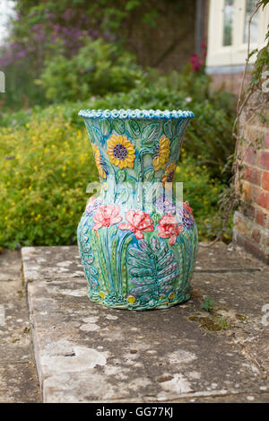 Hand painted garden urn Banque D'Images