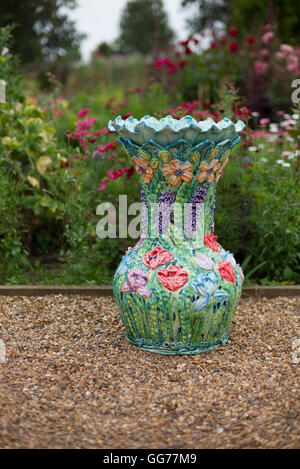 Hand painted garden urn Banque D'Images