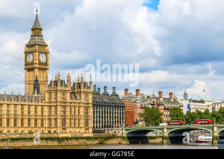 Big Ben et Westminster Palace contre un ciel nuageux Banque D'Images
