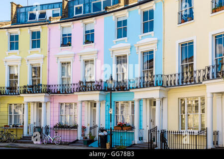 Anglais colorés des maisons mitoyennes dans Primrose Hill, London, UK Banque D'Images