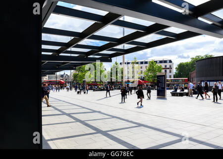 Londres, UK - 5 juillet 2016 - Les Voyageurs à pied autour du parvis de la gare de King's Cross Banque D'Images