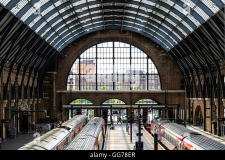 Voyageurs passent le long de plates-formes dans la gare de King's Cross Banque D'Images