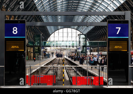 Londres, UK - 5 juillet 2016 - Les voyageurs arrivant à plates-formes dans la gare de King's Cross Banque D'Images