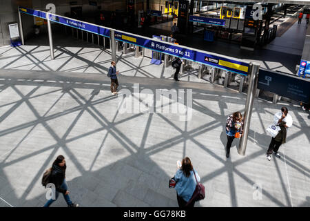 Londres, UK - 5 juillet 2016 - voyageurs passent le long de plates-formes dans la gare de King's Cross Banque D'Images