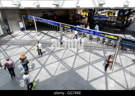 Londres, UK - 5 juillet 2016 - voyageurs passent le long de plates-formes dans la gare de King's Cross Banque D'Images