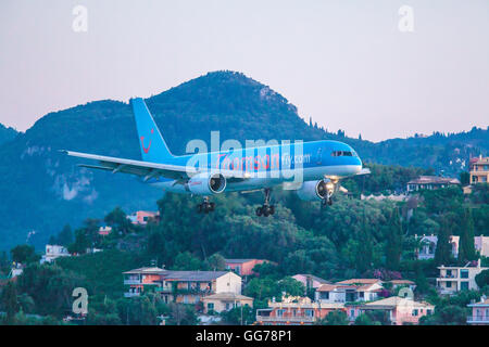 L'aéroport de Corfou, Grèce - 1 juillet 2011 : le Boeing 767 de Thomson Company à l'aéroport Corfu Banque D'Images