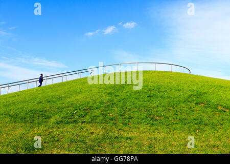 Discontinue Hill et un homme qui marchait jusqu'à la plate-forme panoramique à Londres Banque D'Images