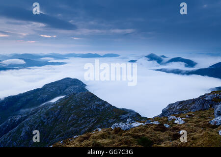 Une vaste couverture d'inversion à l'aube Quoich Loch Banque D'Images