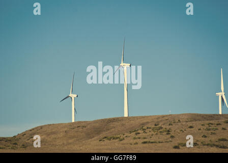 Rendre l'électricité des éoliennes sur une colline venteuse. Look rétro instagram. Banque D'Images