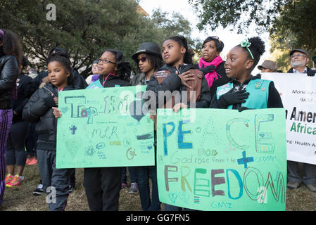 Black Girl Scouts tenir signe rendant hommage à Martin Luther King, des messages de paix et de liberté à la Journée MLK mars à Austin TX Banque D'Images