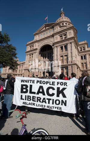 Les manifestants à Martin Luther King Day rally maintenez appuyer bannière Black vit au State Capitol building à Austin Banque D'Images