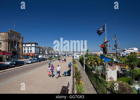 Afficher le long de Great Yarmouth's Marine Parade au Royaume-Uni, montrant les Pirates Cove Mini Golf et Empire Theatre en face. Banque D'Images