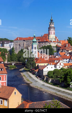 Cesky Krumlov République tchèque Europe Château au-dessus de la rivière Vltava Banque D'Images