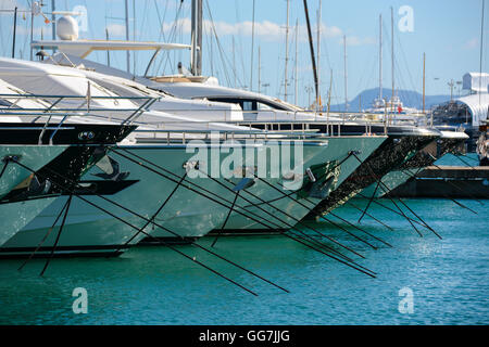 Réflexions sur les coques de bateaux de luxe dans le port de plaisance de Palma, Majorque, Espagne, Majorque, Iles Baléares Banque D'Images