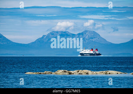 Vue sur les PAP de montagnes du Jura sur l'île de Jura et CalMac ferry passager de péninsule de Kintyre à Argyll and Bute Banque D'Images