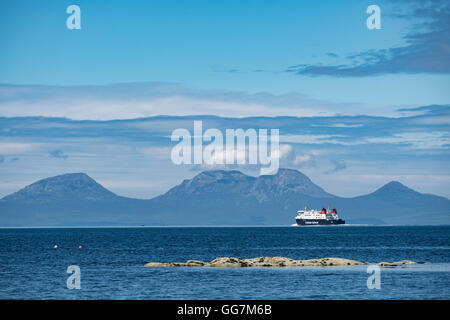 Vue sur les PAP de montagnes du Jura sur l'île de Jura et CalMac ferry passager de péninsule de Kintyre à Argyll and Bute , Banque D'Images