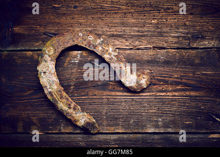 Old rusty horseshoe sur planches de bois vintage Banque D'Images