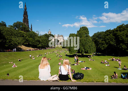 Le temps chaud de l'été apporte de nombreuses personnes dans les jardins de Princes Street à Edimbourg, Ecosse, Royaume-Uni Banque D'Images