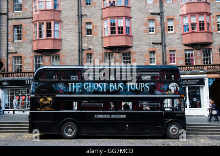 Ghost Tour touristique double decker bus sur le Royal Mile à Édimbourg, Écosse, Royaume-Uni, Banque D'Images