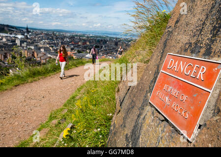 Les promeneurs sur le sentier de la route radicale sous Salisbury Crags haut au-dessus d'Edimbourg en Ecosse, Royaume-Uni Banque D'Images