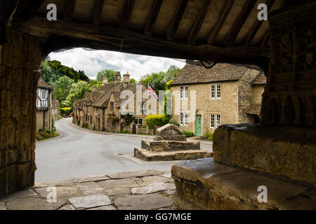 Voir l'historique du village de Castle Combe Cotswolds dans le Wiltshire, Angleterre, Royaume-Uni Banque D'Images