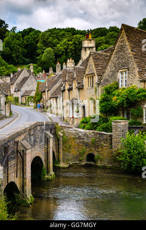 Voir l'historique du village de Castle Combe Cotswolds dans le Wiltshire, Angleterre, Royaume-Uni Banque D'Images