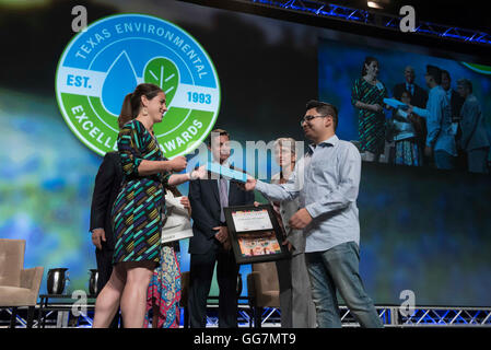 Les lauréats des Prix d'excellence environnementale Texas présentent sur scène avec les membres de la Texas Commission on Environmental Quality Banque D'Images