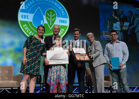 Les lauréats des Prix d'excellence environnementale Texas présentent sur scène avec les membres de la Texas Commission on Environmental Quality Banque D'Images