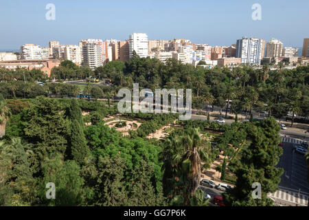 Vue de la ville de Malaga avec parc, Paseo del Parque, et derrière la Malagueta, Andalousie, Sud de l'Espagne. Banque D'Images