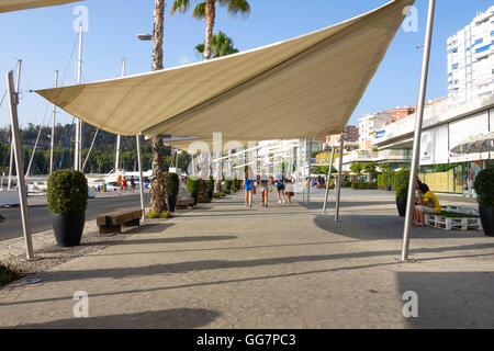 Marina moderne et promenade au bord de l'eau dans le port de Malaga, Muelle uno Malaga, Espagne du Sud Banque D'Images