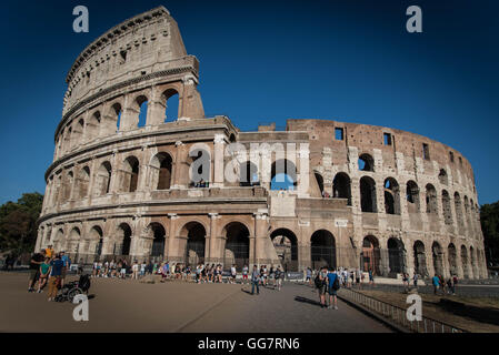 Rome, Italie. 06Th Aug 2016. Le terrorisme à sécurité maximale autour du Colisée dans le cadre de la nouvelle mesure de lutte contre le terrorisme après les attaques de ces dernières périodes de Nice en France, à Monaco de Bavière en Allemagne, le colisée à contrôler par l'armée italienne, a Forces de l'ordre afin d'empêcher que des actes de terrorisme. © Andrea Ronchini/Pacific Press/Alamy Live News Banque D'Images