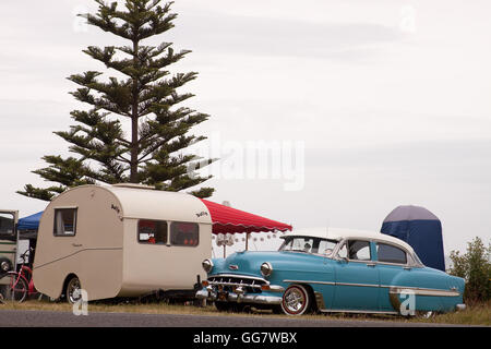 Du côté de plage en été et caravanes, camping la liberté Pouawa Beach, Gisborne, Côte Est, Ile du Nord, Nouvelle-Zélande Banque D'Images