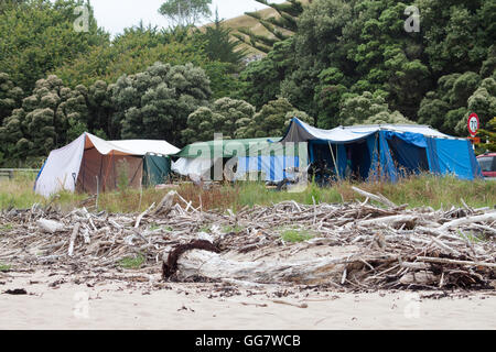 Du côté de plage en été et caravanes, camping la liberté Pouawa Beach, Gisborne, Côte Est, Ile du Nord, Nouvelle-Zélande Banque D'Images