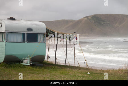 Du côté de plage en été et caravanes, camping la liberté Pouawa Beach, Gisborne, Côte Est, Ile du Nord, Nouvelle-Zélande Banque D'Images