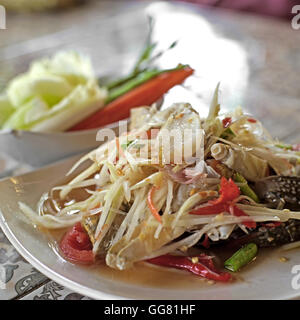 Célèbre Thai Food, salade de papaye ou som-tam Banque D'Images