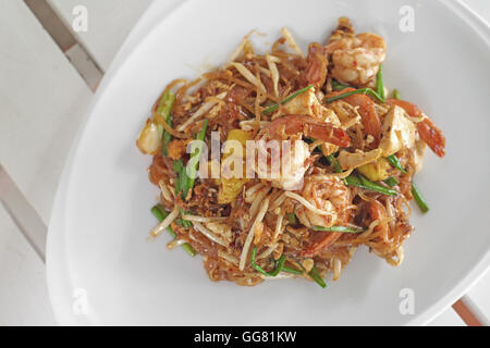 Nouilles sautés aux crevettes ou pad thaï Banque D'Images