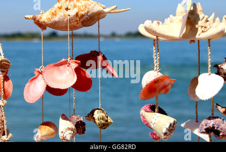 Objet d'artisanat avec des coquilles suspendu à un fil pour décorer la maison Banque D'Images