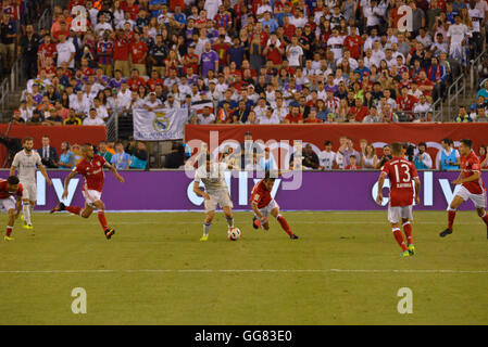 East Rutherford, United States. 06Th Aug 2016. L'équipe de football du Bayern de Munich et le Real Madrid a joué dans un match de Coupe des Champions internationaux à MetLife Stadium à East Rutherford, NEW JERSEY Real Madrid défait Bayern Munich 1-à-0 avec une deuxième demi-objectif. © Albin Lohr-Jones/Pacific Press/Alamy Live News Banque D'Images