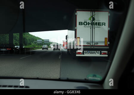 Le trafic sur l'autobahn, Leichlingen, Rhénanie du Nord-Westphalie, Allemagne. Banque D'Images