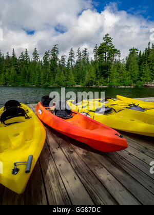 Kayaks stockés sur un quai en bois à Lost Lake dans l'Oregon. Banque D'Images