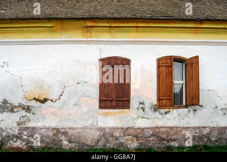 Deux fenêtres en bois sur le mur d'une maison ancienne dans le Banat, Jermenovci, Serbie Banque D'Images