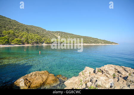 Ile de Cres : plage près de Valun, village de la côte d'Istrie, sur la mer Adriatique, la Croatie Europe Banque D'Images